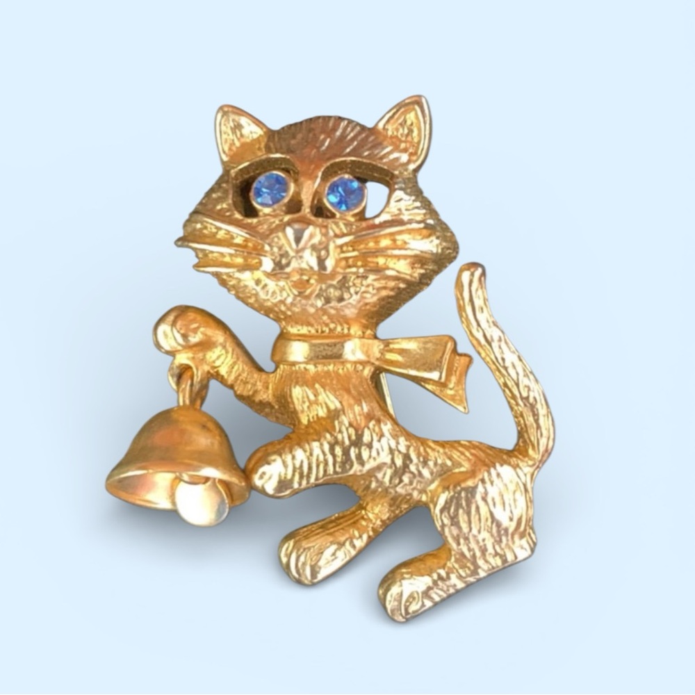Vintage Avon “Frisky Kitty” Cat Brooch Pin Gold Tone Bell Charm Rhinestone Eyes